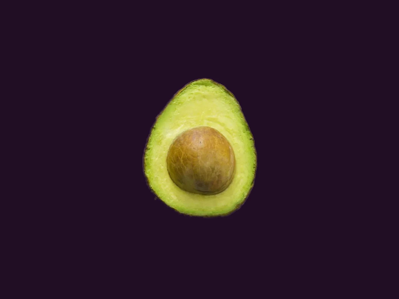 Fruto de aguacate colgando de la rama